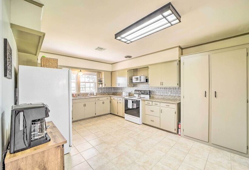 Lake Eufaula Retreat W/ Fire Pit, Near Main St!