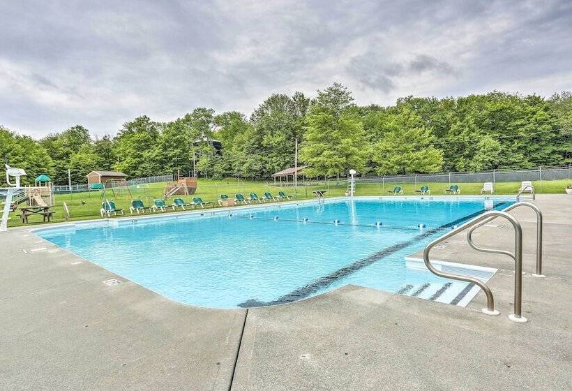 Lake Wallenpaupack Cabin W/ Shared Pool!