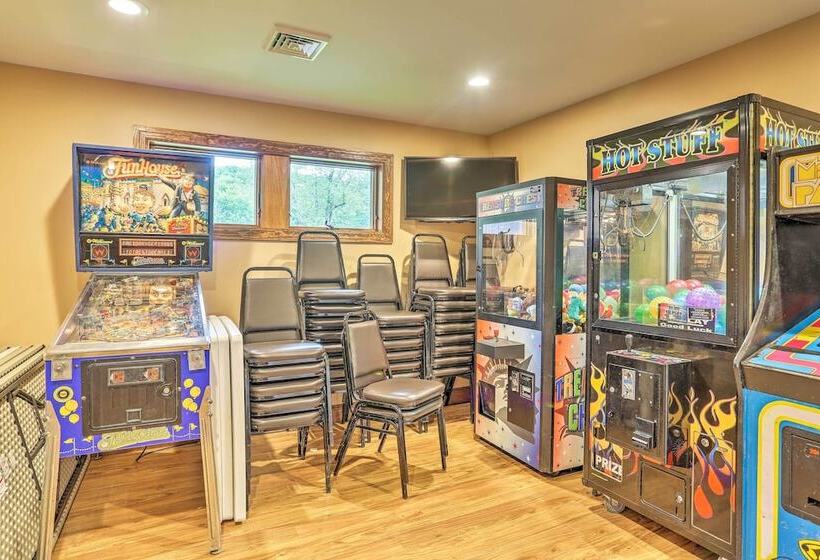 Lake Wallenpaupack Cabin W/ Shared Pool!