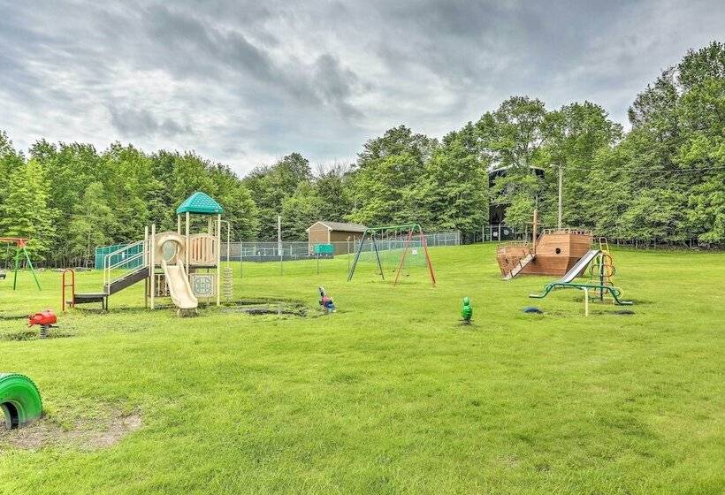 Lake Wallenpaupack Cabin W/ Shared Pool!