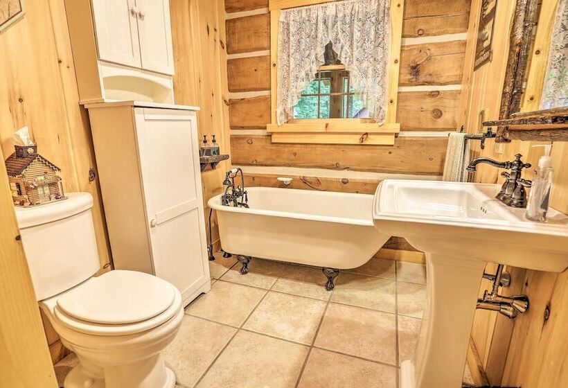 Lake Wallenpaupack Cabin W/ Shared Pool!