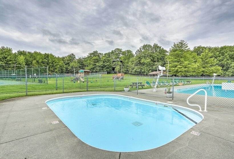 Lake Wallenpaupack Cabin W/ Shared Pool!