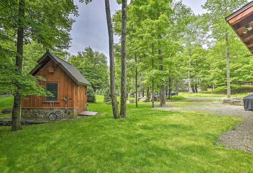 Lake Wallenpaupack Cabin W/ Shared Pool!