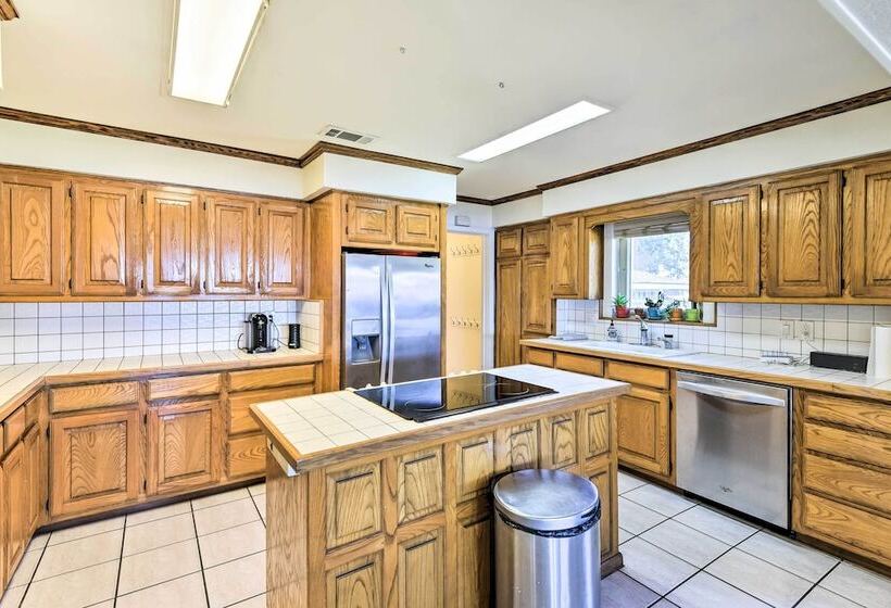 Private Beach & Dock: Home On Eagle Mountain Lake