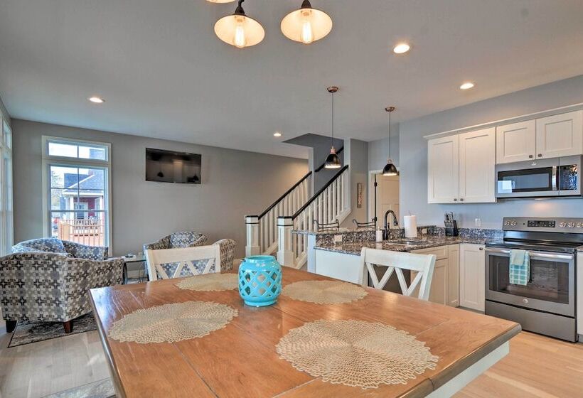 1/2 Mi To White Pine Trail: Lakefront Home W/ Dock