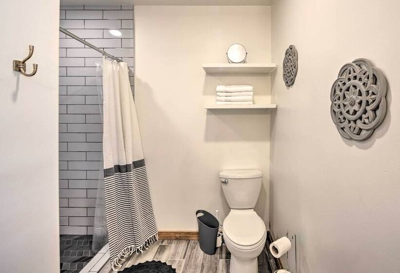 Lakefront Daingerfield Retreat W/ Shared Dock!