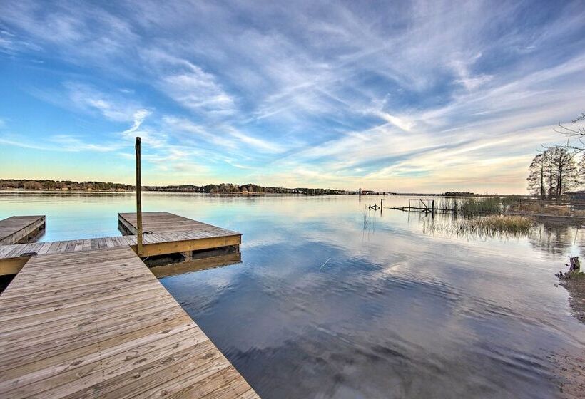 Lakefront Daingerfield Retreat W/ Shared Dock!