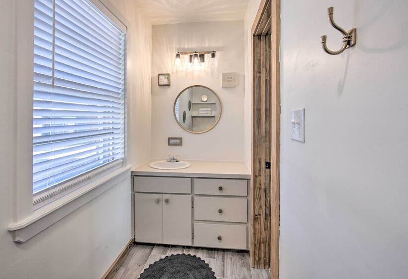 Lakefront Daingerfield Retreat W/ Shared Dock!