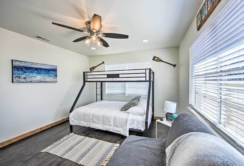 Lakefront Daingerfield Retreat W/ Shared Dock!