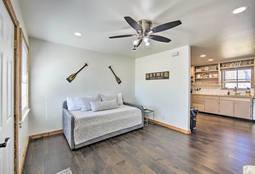 Lakefront Daingerfield Retreat W/ Shared Dock!