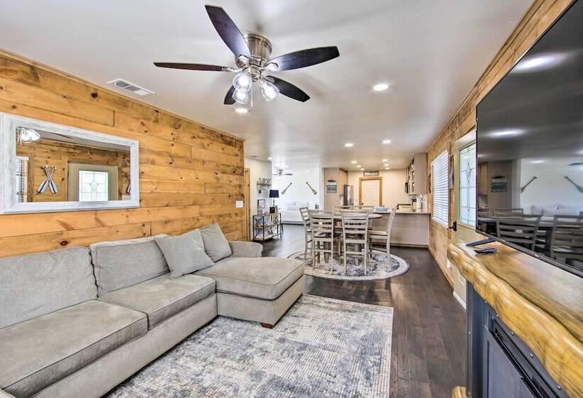 Lakefront Daingerfield Retreat W/ Shared Dock!