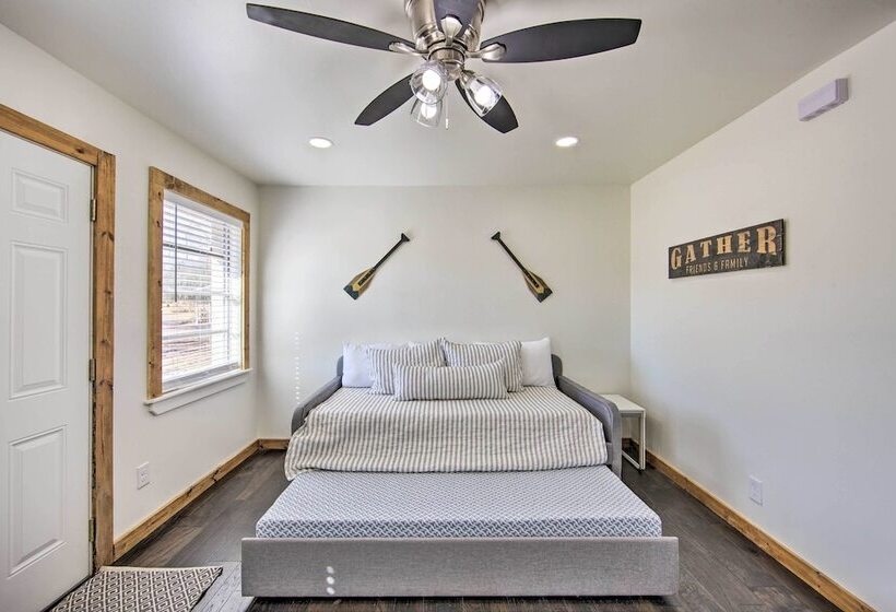 Lakefront Daingerfield Retreat W/ Shared Dock!