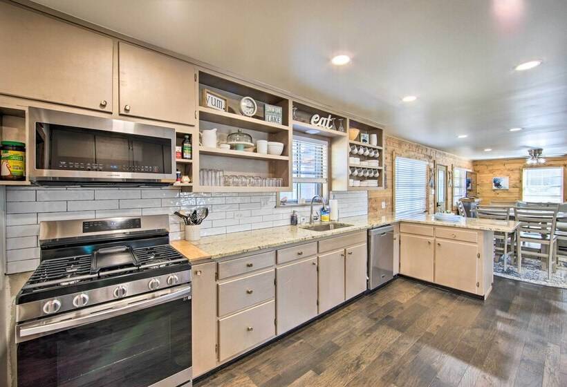 Lakefront Daingerfield Retreat W/ Shared Dock!