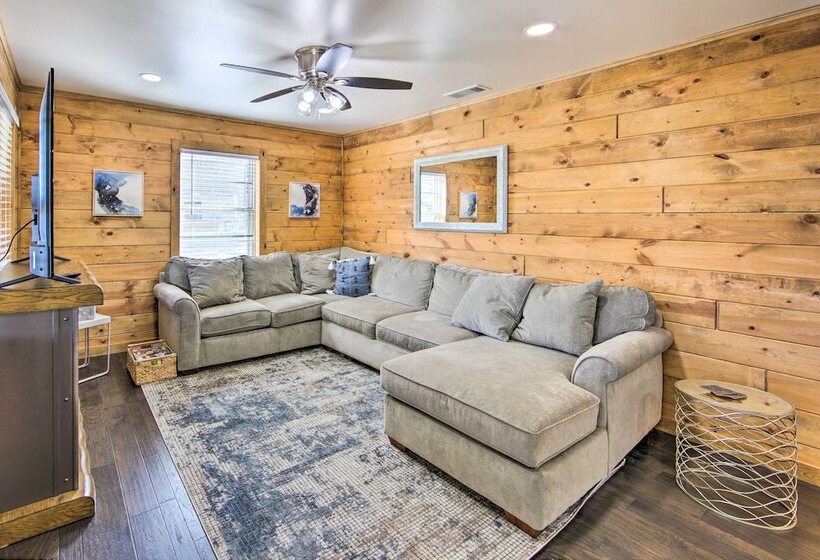 Lakefront Daingerfield Retreat W/ Shared Dock!