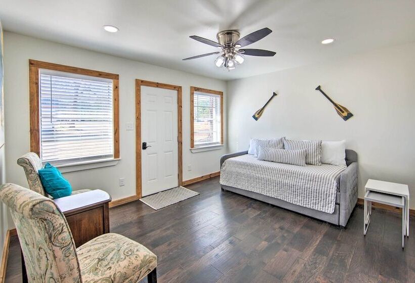 Lakefront Daingerfield Retreat W/ Shared Dock!