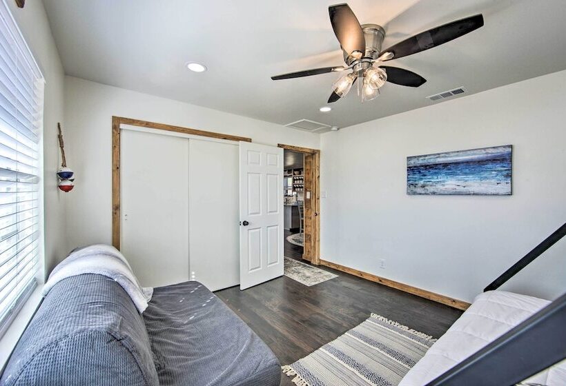 Lakefront Daingerfield Retreat W/ Shared Dock!