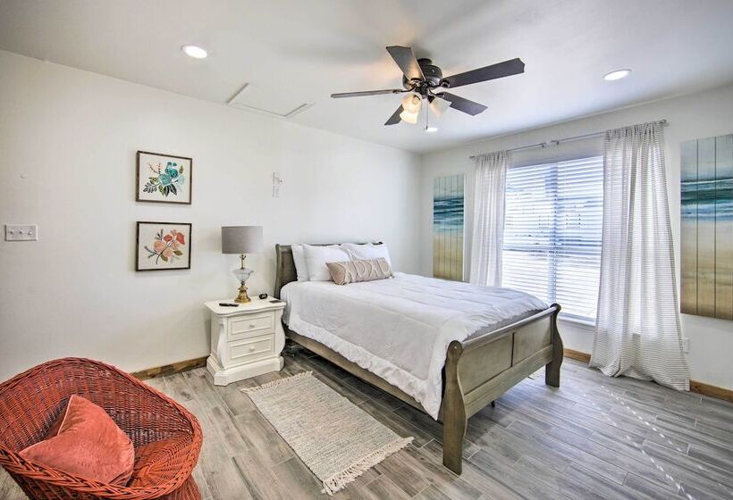 Lakefront Daingerfield Retreat W/ Shared Dock!