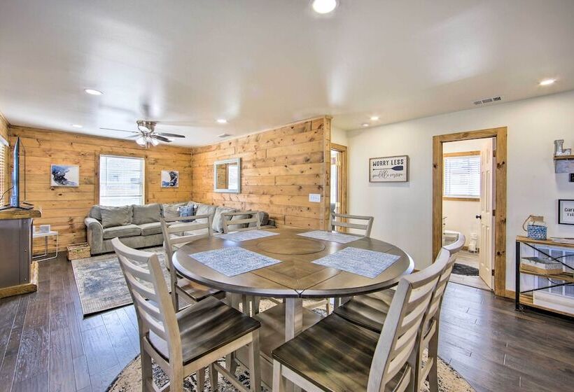 Lakefront Daingerfield Retreat W/ Shared Dock!