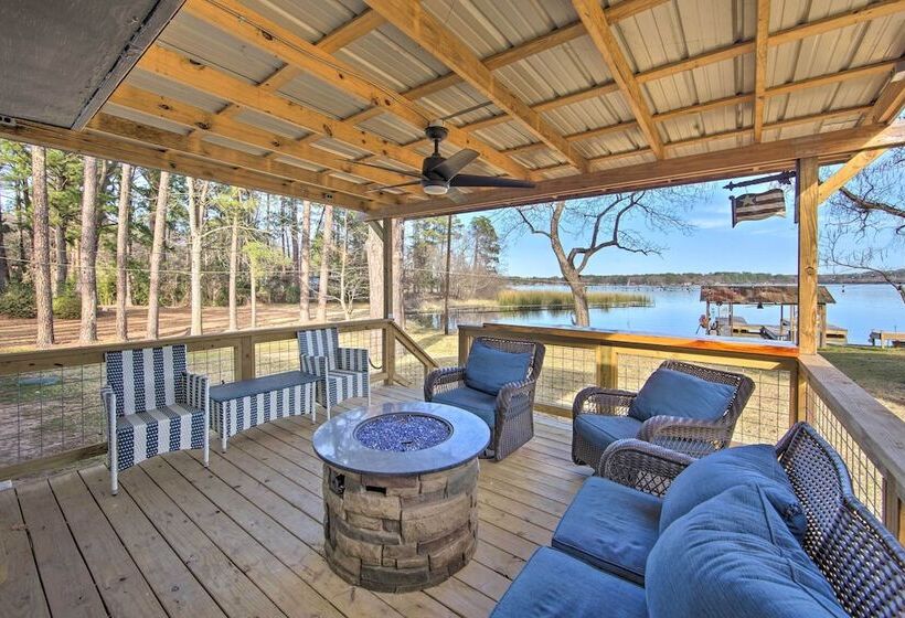 Lakefront Daingerfield Retreat W/ Shared Dock!