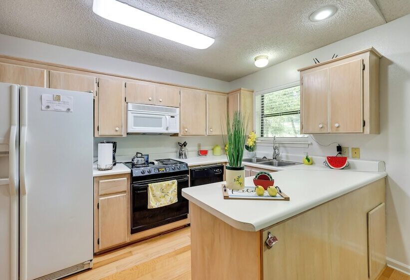 Lakefront Home W/ Deck In Hot Springs!