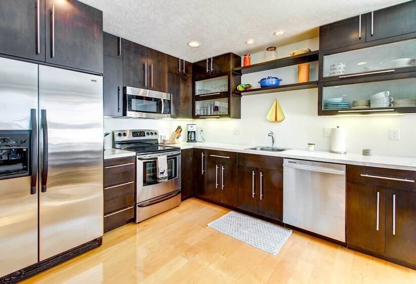 Lakefront Walker Home W/ Boat Dock & Lift!