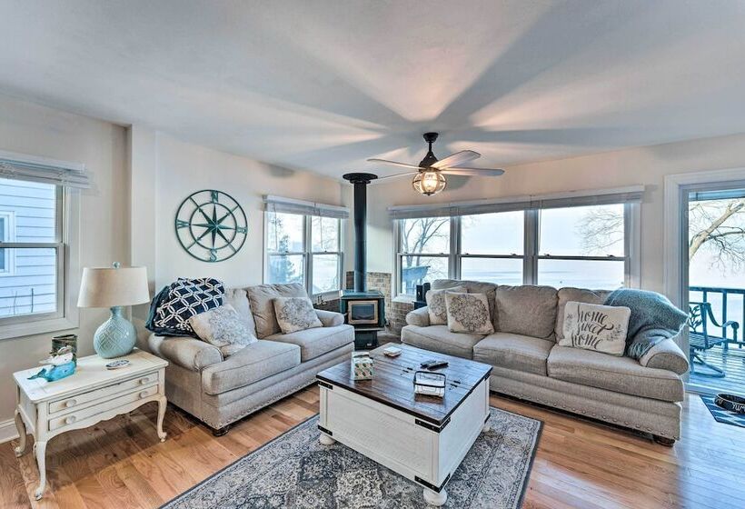 Lakefront Home W/ Gorgeous Sunsets, Kayaks, & Pier