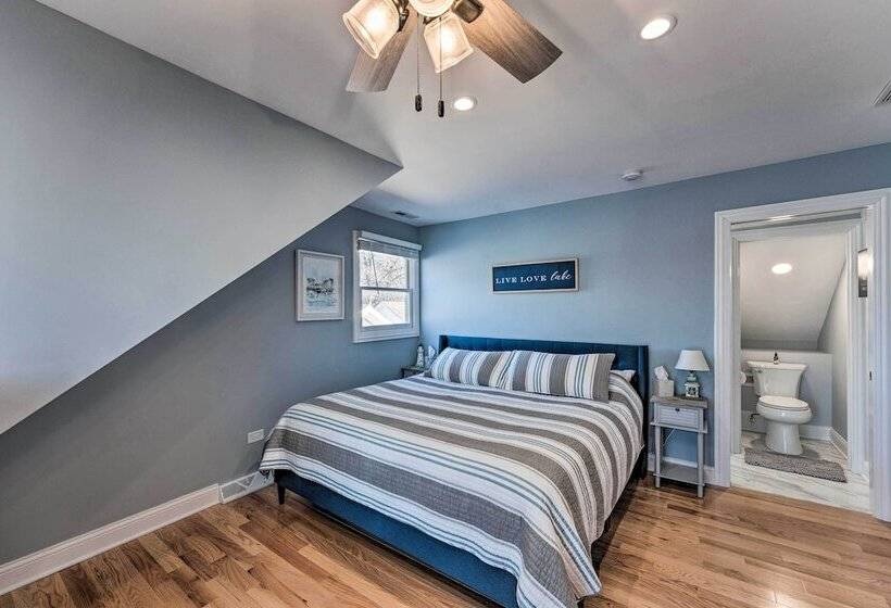 Lakefront Home W/ Gorgeous Sunsets, Kayaks, & Pier