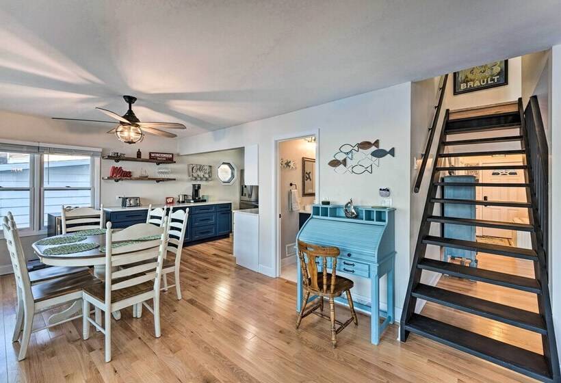 Lakefront Home W/ Gorgeous Sunsets, Kayaks, & Pier