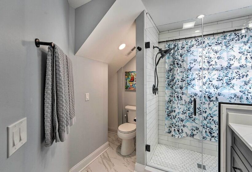 Lakefront Home W/ Gorgeous Sunsets, Kayaks, & Pier