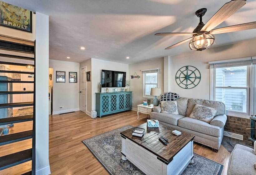 Lakefront Home W/ Gorgeous Sunsets, Kayaks, & Pier