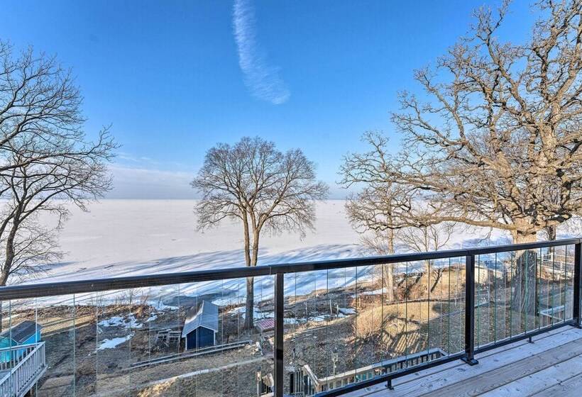 Lakefront Home W/ Gorgeous Sunsets, Kayaks, & Pier