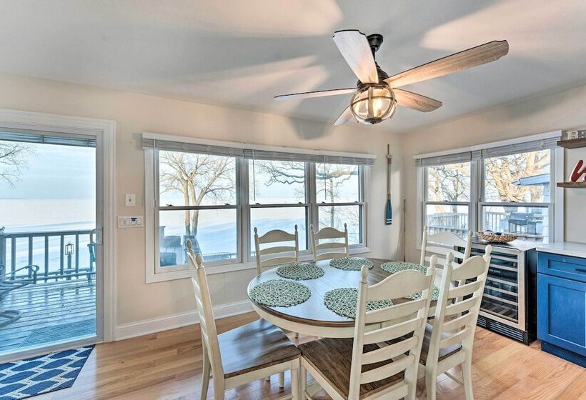 Lakefront Home W/ Gorgeous Sunsets, Kayaks, & Pier