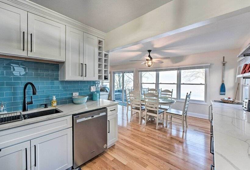 Lakefront Home W/ Gorgeous Sunsets, Kayaks, & Pier