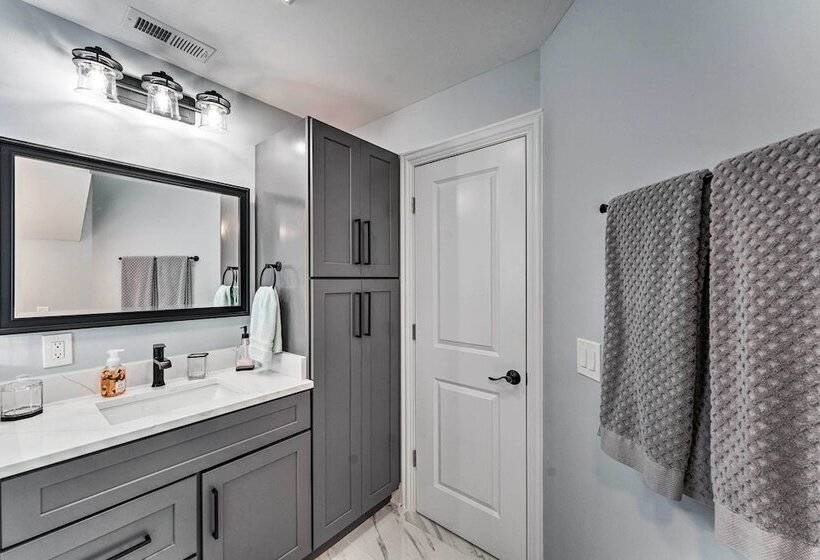 Lakefront Home W/ Gorgeous Sunsets, Kayaks, & Pier