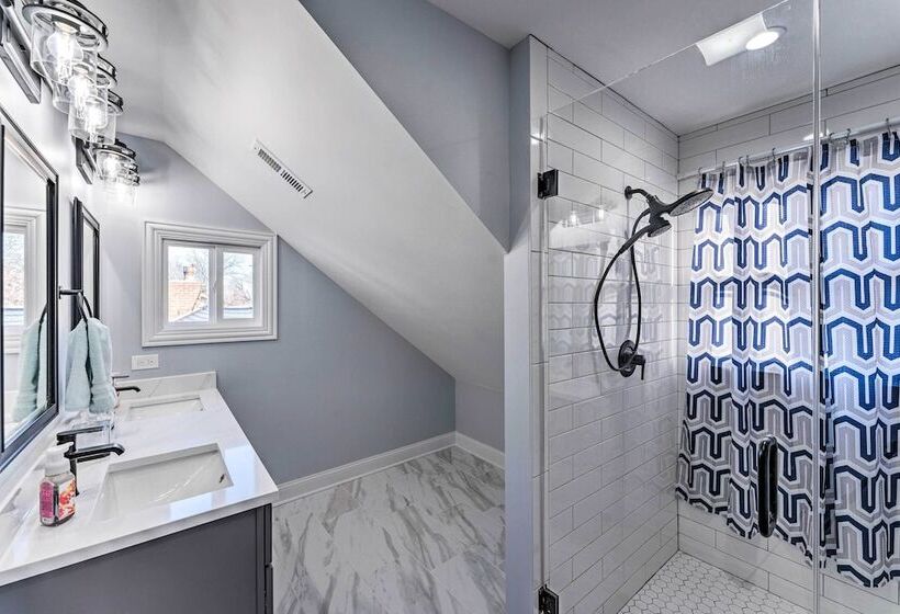 Lakefront Home W/ Gorgeous Sunsets, Kayaks, & Pier