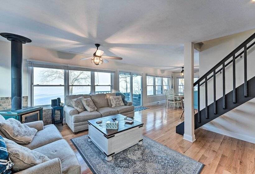 Lakefront Home W/ Gorgeous Sunsets, Kayaks, & Pier