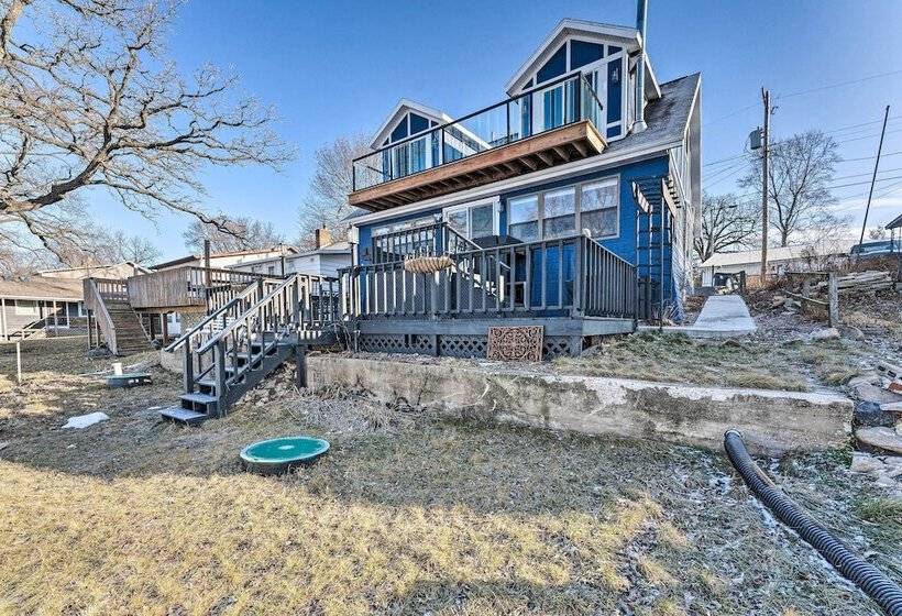 Lakefront Home W/ Gorgeous Sunsets, Kayaks, & Pier