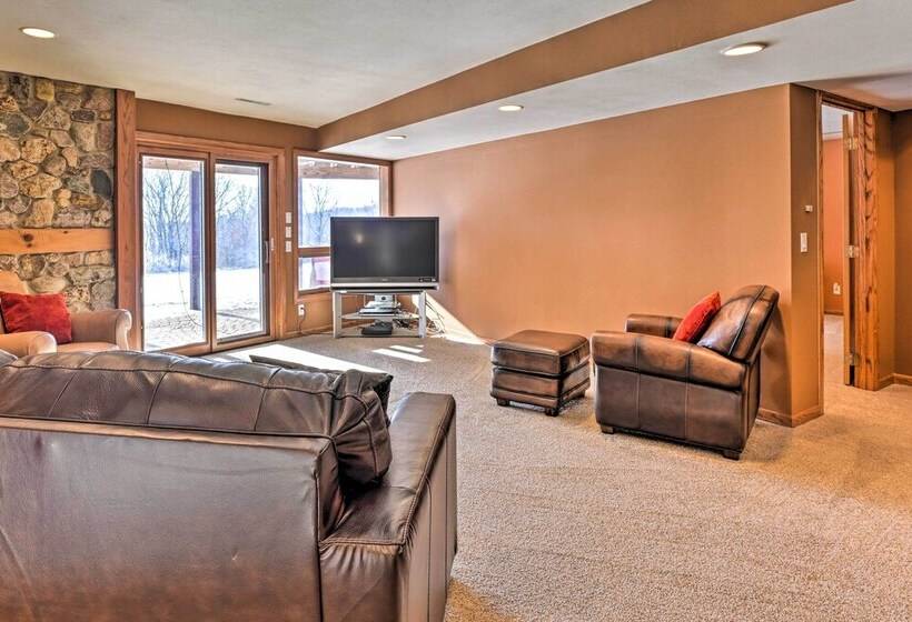 Lodge W/ Indoor Pool, Along Devil S Lake Park