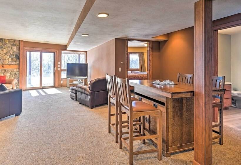 Lodge W/ Indoor Pool, Along Devil S Lake Park