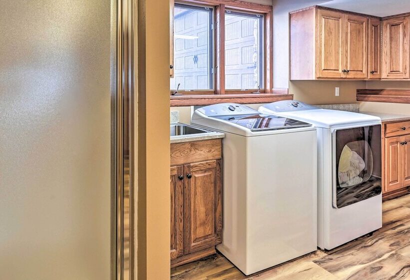 Lodge W/ Indoor Pool, Along Devil S Lake Park