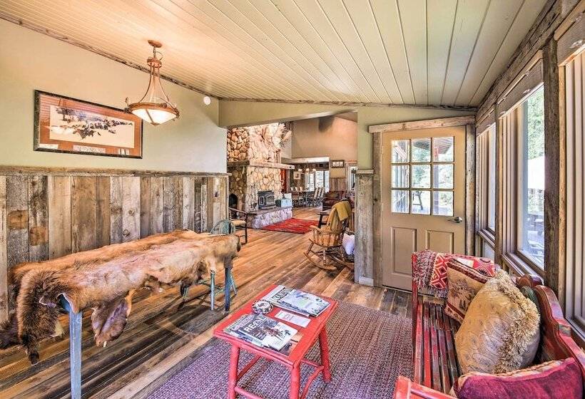 Loose Moose Lodge    31 Acres On Yaak River!