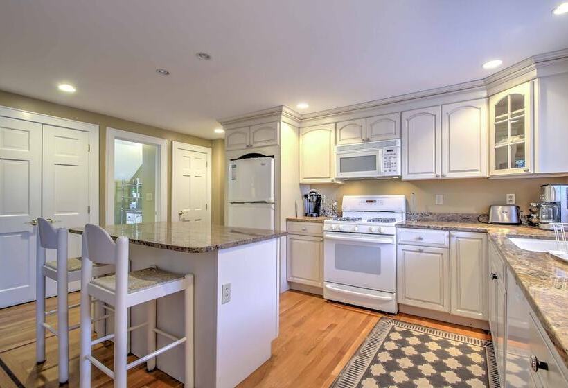 1/2 Mi To Beach: Lovely Guesthouse In Kennebunk!