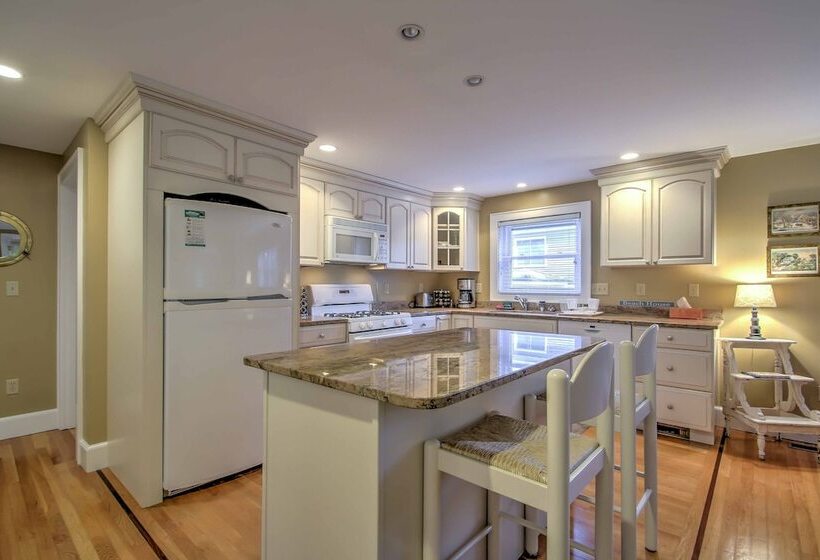 1/2 Mi To Beach: Lovely Guesthouse In Kennebunk!