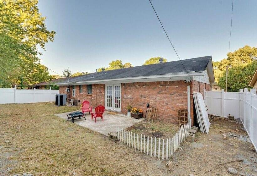 Lovely Little Rock Home W/ Fire Pit & Yard!