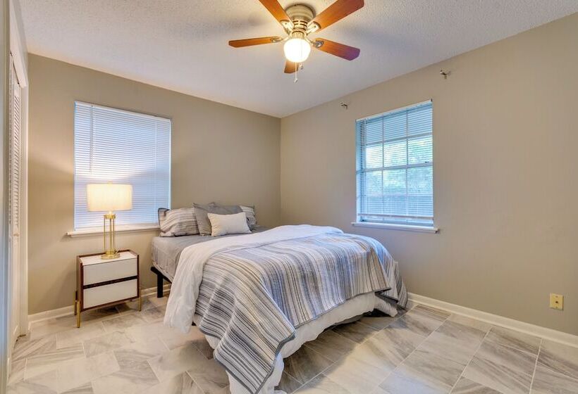 Lovely Little Rock Home W/ Fire Pit & Yard!