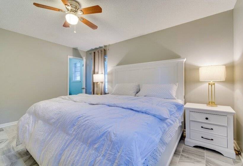 Lovely Little Rock Home W/ Fire Pit & Yard!