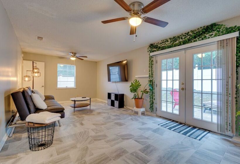 Lovely Little Rock Home W/ Fire Pit & Yard!