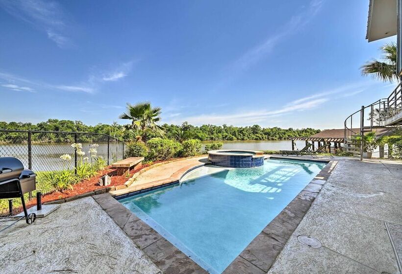 Luxe Houston Home On Riverfront W/ Pool & Hot Tub!