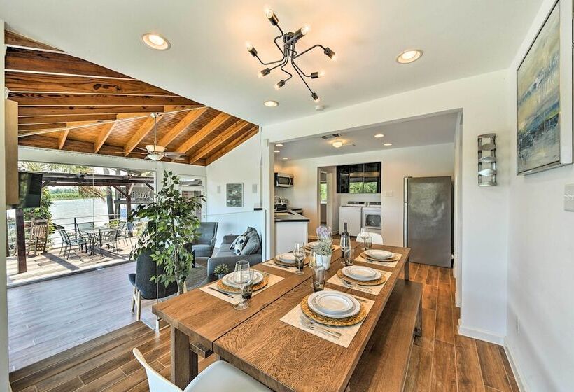 Luxe Houston Home On Riverfront W/ Pool & Hot Tub!