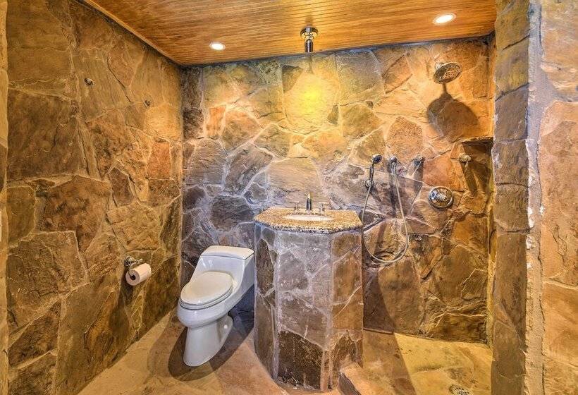 Luxe Houston Home On Riverfront W/ Pool & Hot Tub!